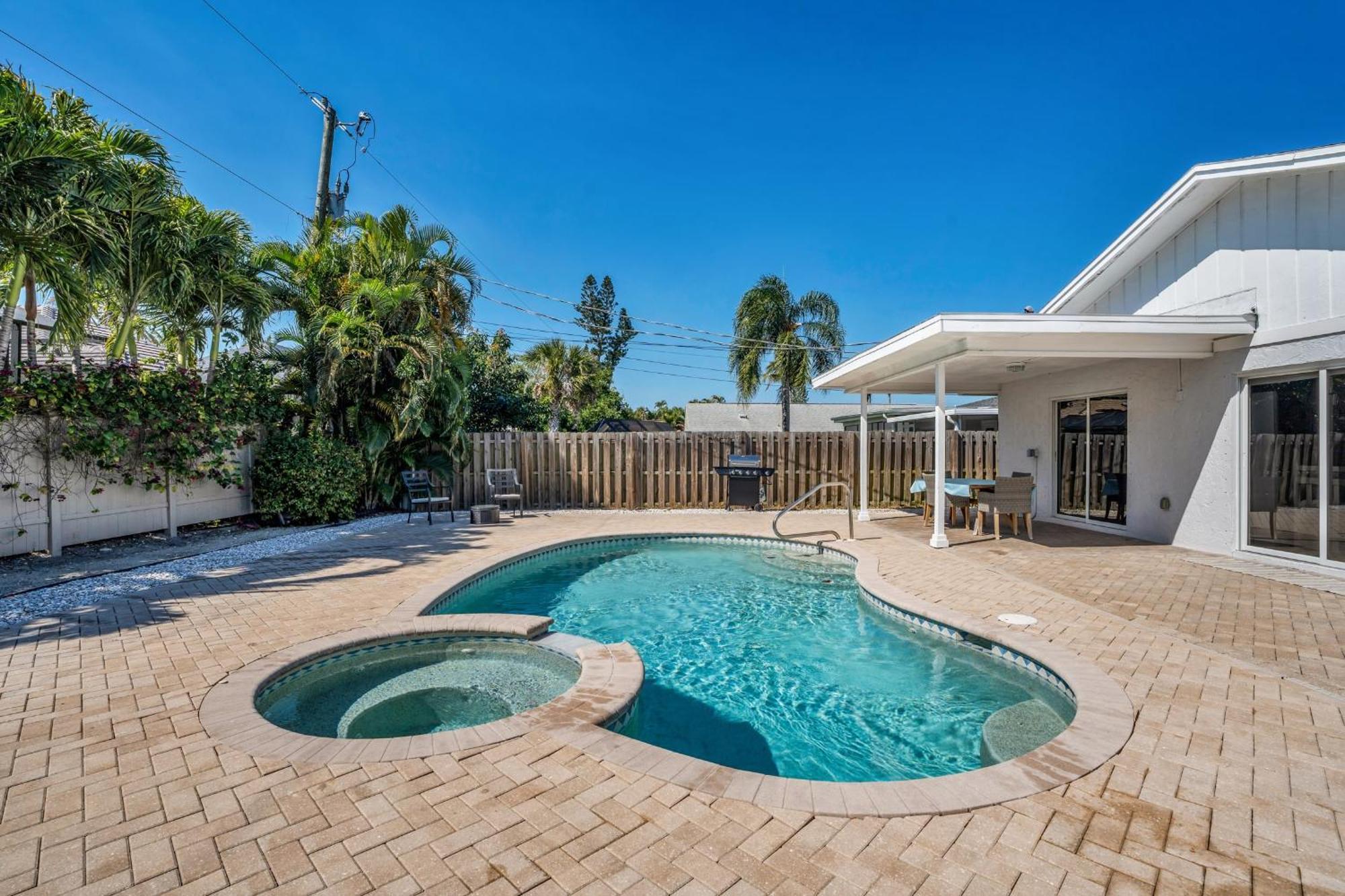 Relax Poolside & Walk Or Bike To The Beach From This Amazing Naples Pool Home! Exterior photo