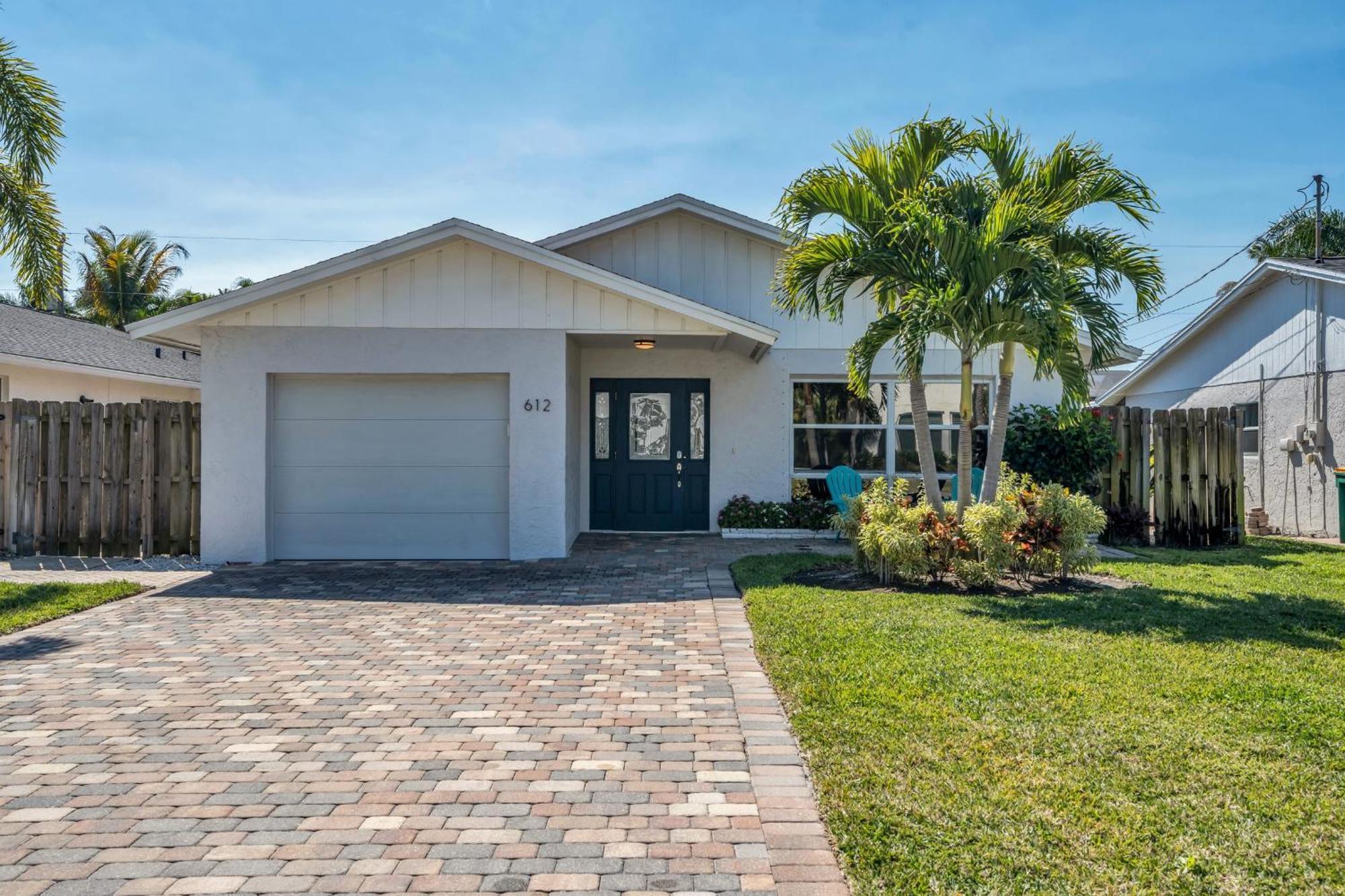 Relax Poolside & Walk Or Bike To The Beach From This Amazing Naples Pool Home! Exterior photo