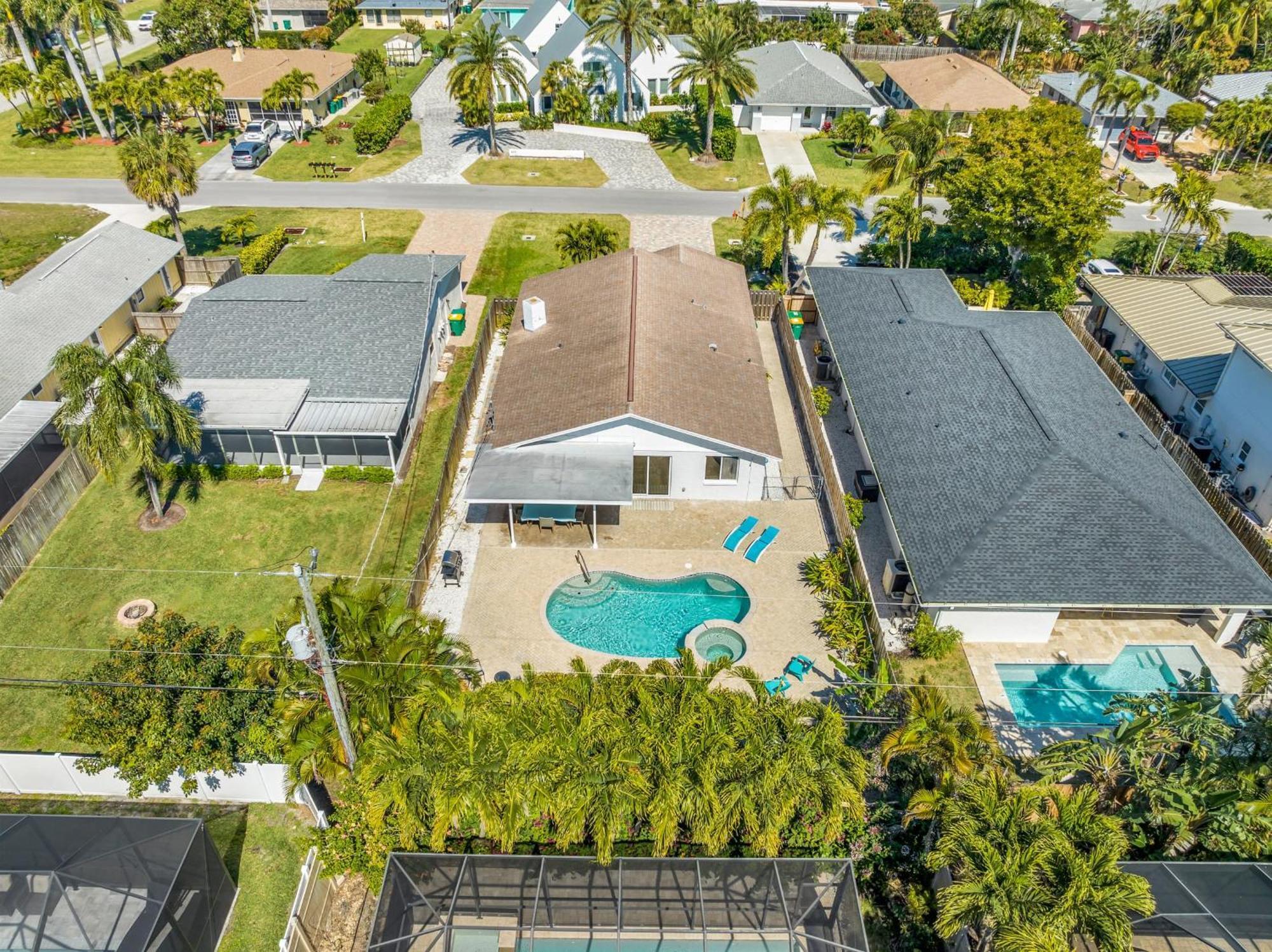 Relax Poolside & Walk Or Bike To The Beach From This Amazing Naples Pool Home! Exterior photo